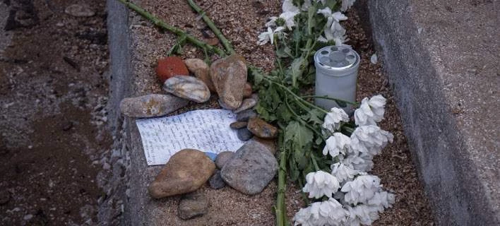 «Αντίο μπέμπη μου»: Πάνω σε βράχο το μήνυμα των γονιών για το 6 μηνών βρέφος που «έσβησε» στη φωτιά – Βίντεο